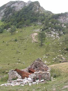 les restes du cayolar d'ardané pékoa