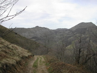 le sentier surplombe la route