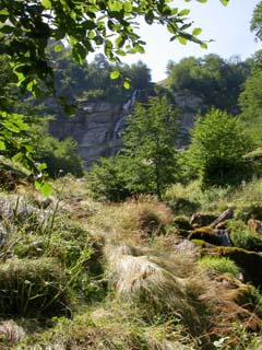 cascade de pista, de loin