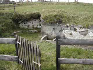 à la sortie du village: la fontaine